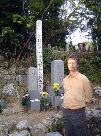 Hellsten at Fukui Harumasa gravesite